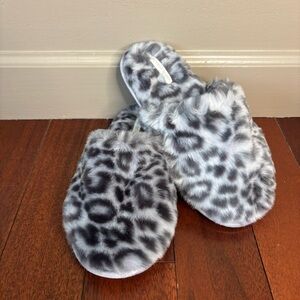 NWT Victoria’s Secret Medium Fuzzy Cheetah Leopard Print Slippers Gray